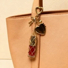 金属口红收纳钥匙扣,配有可替换不锈钢网袋,心形和星形口红盒钥匙扣,内置迷你镜子,时尚悬挂装饰,适合存放润唇膏和化妆品,是手提包和钱包的时尚配饰,便携式化妆用品,是女性、女孩、爱美人士的理想之选,也是送礼佳品。 - 彩色 - 查看 3