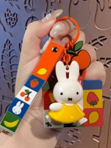 。 Makes a Perfect Present for Children & Teens, Adorable Decor for Your Keys or Bag, High-Quality Stuffed Toy, Easy to Attach with Metal Clip - 蘋果 - 查看 7