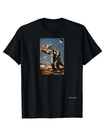 La imagen muestra un monstruo gigante similar a un dragón que lanza fuego mientras lucha contra naves espaciales frente a un paisaje lunar simbolizando la fuerza la valentía y la fantasía intergaláctica camiseta de hombre 100% algodón