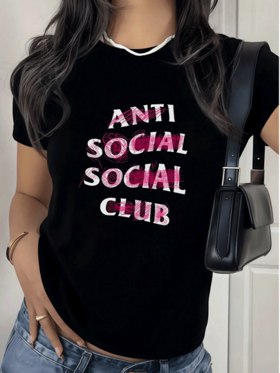Camiseta de mujer con estampado Anti Social Club,diseño moderno y casual,100% algodón. Ideal para un look relajado con estilo.