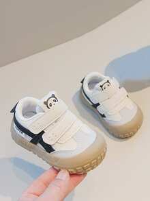 1双幼儿儿童休闲户外防踢透气运动鞋，男女通用 - 黑與白 - 查看 1