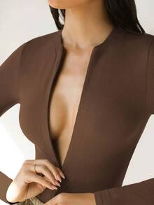 秋冬时尚：简约性感运动连体裤，修身设计