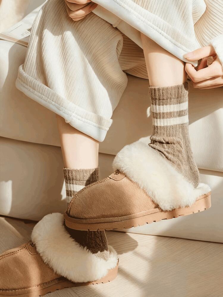 5 Pairs, Women's Simple Two Bar Striped Socks In Winter, Fried Dough Twists College Style Socks, Thickened Thermal Socks, Women's Medium Tube Socks, And Pile Socks Outside With Snow Boots. - Multicolor - View 9