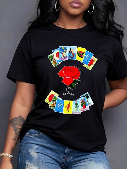 La imagen muestra una gran rosa roja rodeada de cartas de lotería mexicana que representan símbolos tradicionales como el corazón la estrella la dama el sol y la sirena evocando unión energía y cultura latina Camiseta de mujer 100% algodón
