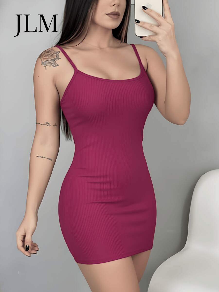 Women's Short Black Ribbed Fitted Dress With Thin Straps And Round Neckline. Fitted Design, Soft To The Touch, Ideal For Modern Looks And Elegant Evening Wear. - 紫紅色 - 查看 1