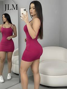Women's Short Black Ribbed Fitted Dress With Thin Straps And Round Neckline. Fitted Design, Soft To The Touch, Ideal For Modern Looks And Elegant Evening Wear. - 紫紅色 - 查看 2