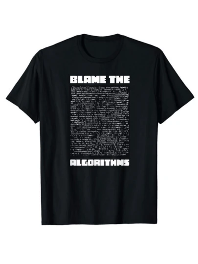 El gráfico muestra líneas de código complejas con la frase Blame The Algorithms representando la ironía y reflexión sobre la tecnología moderna y el impacto de los algoritmos en la sociedad camiseta de hombre 100% algodón cómoda casual moderna 220g adecuada para programadores