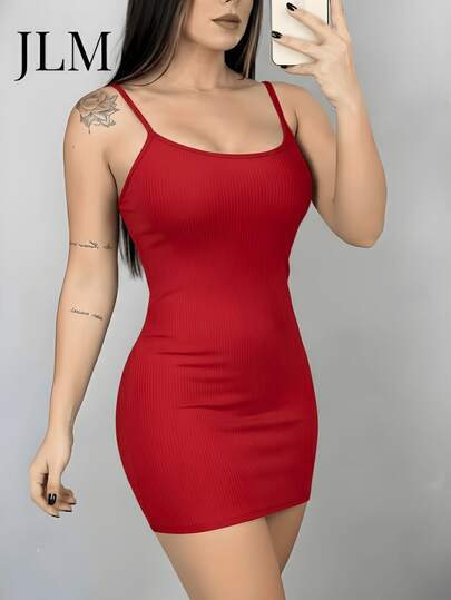 Vestido Curto Blogueirinha Feminino Preto Canelado Justo com Alças Finas e Decote Redondo Modelagem Ajustada,  Toque Macio, Ideal para Looks Modernos e Noite Elegante
