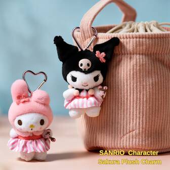 Sanrio 官方三丽鸥樱花系列毛绒玩具钥匙扣 – 可爱的库洛米和美乐蒂樱花裙造型毛绒挂件，适合儿童、学生和青少年 – 柔软可爱的挂件，可挂在背包、书包上，日常使用 – 可爱的收藏毛绒装饰品，可用于玩耍、展示和收藏
