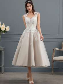 Enchanting Ball Gown Princess Wedding Dress With Romantic Sweetheart Neckline And Flattering Tea-Length Hem | Stunning Bride Gown Crafted From Delicate Tulle And Intricate Lace, Adorned With Sparkling Sequins And Feminine Details, Featuring A Voluminous Skirt And Fairy-Tale Silhouette Perfect For Garden Weddings, Civil Ceremonies, Romantic Dates, Birthday Parties, Singles' Socials, Prom Nights, Anniversary Celebrations, Vacation Getaways, Cocktail Events, Graduation Balls, And Sophisticated Formal Occasions | This Timeless And Versatile Dress Is Designed In Size XS And Beyond With Playful Elegance, Ideal For Church Gatherings, Beach Receptions, Evening Parties, Photoshoots, And Creating Unforgettable Fashion Moments As A Bride, Bridesmaid, Or Wedding Guest Ensemble. - 白色 - 查看 1