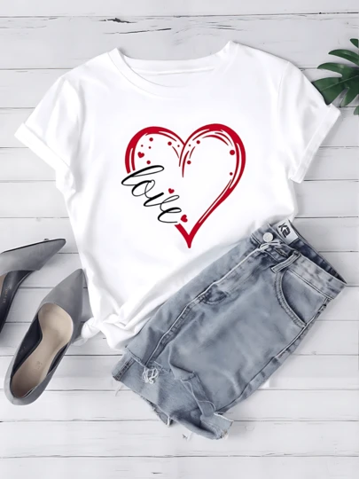 Playera de mujer de algodón puro con estampado de corazón y texto decorativo, estilo casual moderno, cuello redondo, manga corta, ideal para verano y ocasiones informales elegantes