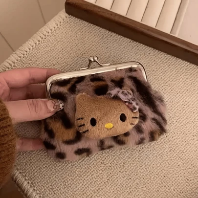 Sanrio Hello Kitty 豹纹毛绒化妆包 – 迷你可爱便携零钱包，柔软涤纶材质，带吻锁扣，浅棕色，可手洗或干洗。Hello Kitty 女士化妆包，钱包，小钱包，零钱包。