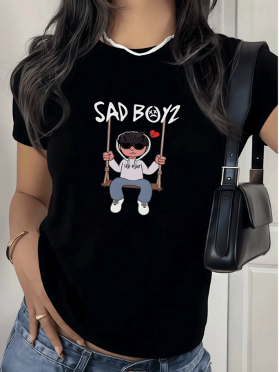 Camiseta Casual de Mujer con Impresión Sad Boyz,diseño con figura en columpio.Estilo Moderno,100% algodón.Ideal para un Look Urbano y Cómodo.