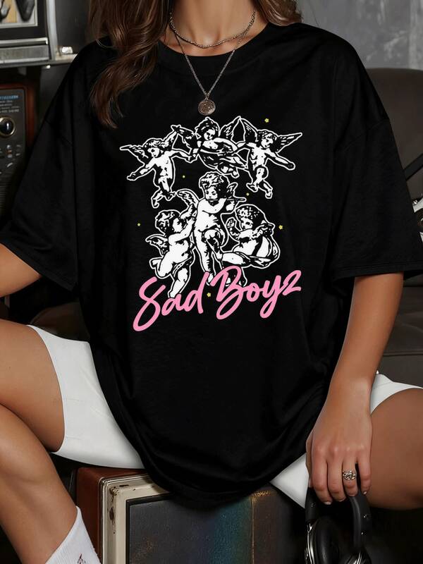 Querubines angelicales en poses voladoras rodean la inscripción 'Sad Boyz' una composición visual que mezcla inocencia clásica con un toque de melancolía urbana creando una expresión artística única y contemporánea Camiseta de mujer 220g