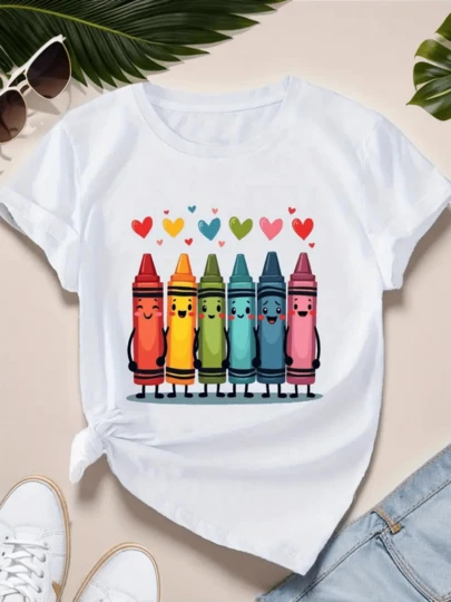 Seis crayones sonrientes en colores vivos con corazones multicolor simbolizan  alegría creatividad y unión entre diferentes tonos de vida mostrando energía positiva optimismo y espíritu libre Camiseta de mujer 100% algodón casual cómoda para uso diario