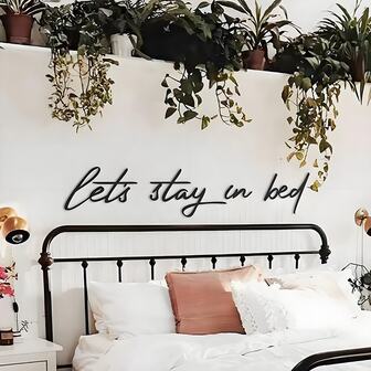 HELLOYOUNG “让我们待在床上”金属墙饰 - 铁艺家居装饰，完美的乔迁礼物，适合现代家居装饰、房间装饰、卧室装饰、浴室装饰，防水、防锈、耐用，墙面装饰，生日礼物。