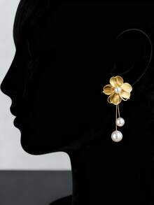 1PC 18K Gold-Plated Flower Tassel Drop Pearl Earrings, Ideal For Modern Women-From Office Ladies To Delicate Moms-Who Love Elegant Light Luxury. Delicate Floral Design With Genuine Pearls And Swaying Tassels. Hypoallergenic For Sensitive Ears, Comfortable All-Day Wear. Waterproof And Fade-Resistant, Perfect For Daily Use. Fits Parties, Weddings, Vacations-Easily Transitions From Day To Night. A Thoughtful Gift For Girlfriends, Mothers, Daughters On Birthdays/Anniversaries, Symbolizing Beauty And Grace.
