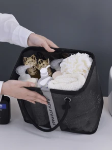 大容量网状浴室收纳篮：简约实用的提手设计，透气速干材质，饰以编织带和金属环。多功能浴室及洗漱用品收纳方案，适用于宿舍、家庭浴室及各种场景。是日常使用、开学季及浴室升级的必备之选。轻松收纳您的洗漱用品，保持浴室整洁有序。