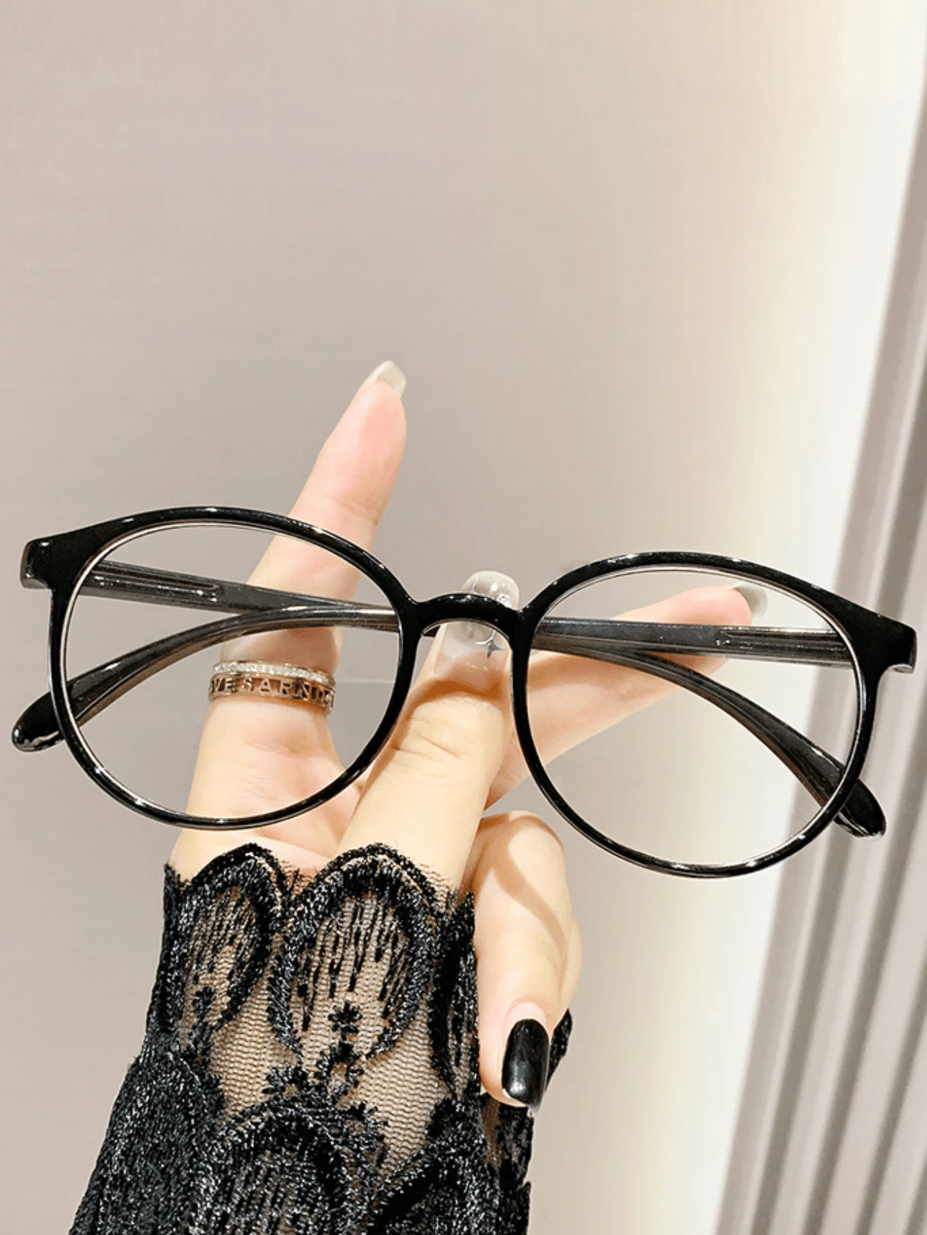 一副轻盈圆形镜框可爱校园风女士无度数眼镜，适合日常佩戴、阅读、聚会、校园风，用途广泛，可用于日常、办公、阅读、看电视、玩游戏、手机装饰等，可配度数。 - 多色 - 查看 1