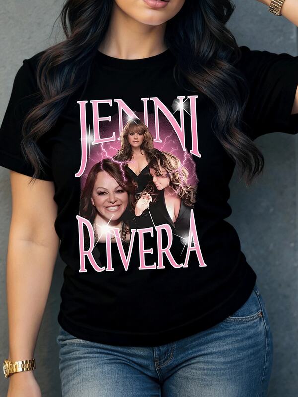 Celebración visual de Jenni Rivera con tres de sus icónicas imágenes resaltando su sonrisa carismática y su mirada profunda rodeada de vibrantes relámpagos un homenaje a su poderoso legado musical en letras rosadas Camiseta de mujer 100% algodón suave y duradera