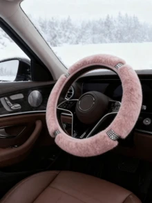 Il coprivolante per auto del 2025 presenta una decorazione in strass e pelliccia artificiale di coniglio, con isolamento antiscivolo, offrendo calore e comfort in inverno. Realizzato in materiali morbidi di prima qualità attraverso una lavorazione meticolosa, combina un design antiscivolo con un rivestimento in silicone inodore per una presa ottimale.