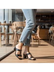 Women's Medium Block Heel Clog With Buckle Detail 8 – Comfortable Modern Sandal - 黑色 - 查看 10