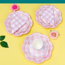 100 pezzi Piatti di carta e tovaglioli a forma di 8 petali rosa chiaro a quadretti, piatti monouso rosa e bianchi a quadretti da 7/9 pollici, piatti a spicchi a quadretti, bicchieri di carta, tovaglioli, adatti per cene di compleanno, picnic, feste BBQ - Multicolore - Visualizzare 3