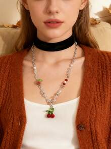 1件草莓项链，甜叶草莓串珠吊坠项链，适合女性佩戴，适合大多数人，可作为送给女朋友、节日、情人节的礼物，也适合圣诞节装饰。