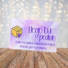Pack de 100 tarjetas "Llegó tu pedido" impresas en opalina de alta calidad, ideales para complementar empaques y pedidos de tu negocio. Perfectas para agregar un toque profesional y agradecer a tus clientes con estilo. Tamaño práctico, colores nítidos y diseño moderno para destacar tus entregas. - Morado - Ver 2