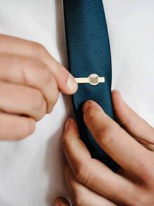 男士定制领带夹，不锈钢材质，可个性化刻字（姓名首字母或全名），是伴郎的理想礼物。这款领带夹经久耐用，采用不锈钢材质，色彩鲜艳，设计可爱有趣，带有Y2K风格。它是一款时尚、休闲且独特的配饰，是送给男士、女士、女友、朋友或孩子的完美礼物。女士发饰 - 款式1 - 查看 11