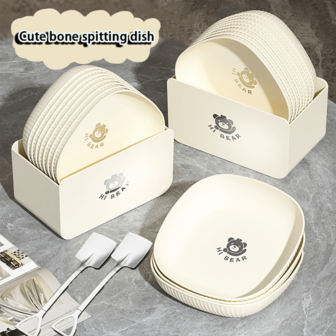 Lyxigt desserttallrikset i benporslin, vardagsrum med snacks och söt frukttallrik med sked