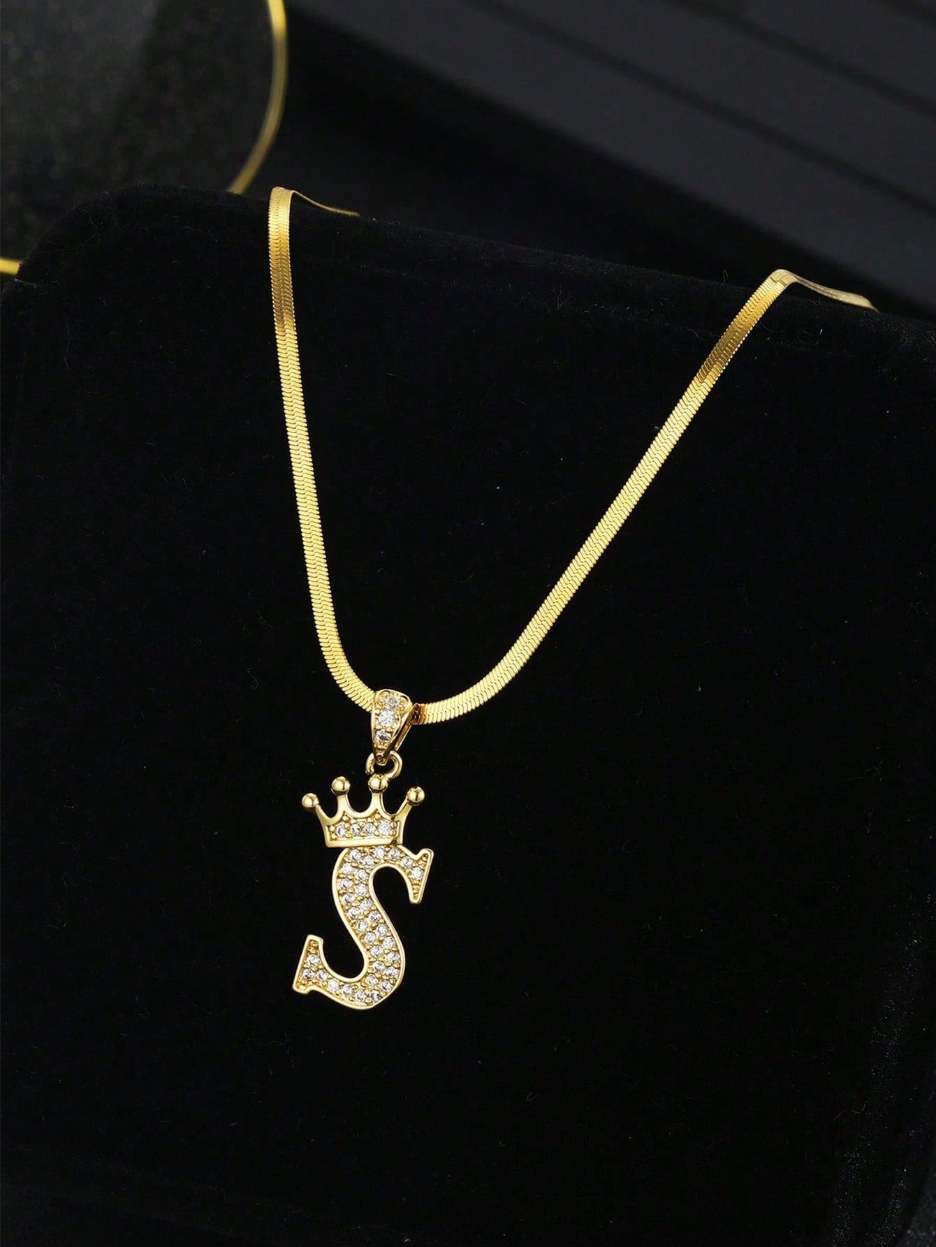 时尚皇冠字母吊坠不锈钢人字链项链，男女皆宜，可定制A-Z字母名字的金色项链，送给朋友、家人或生日的礼物 - 金黃色 - 查看 1