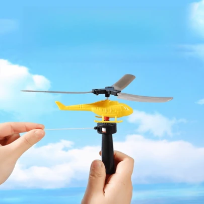 有趣的拉绳直升机玩具，锻炼手眼协调能力，色彩鲜艳的塑料飞行玩具