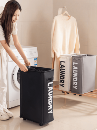 可折叠大容量储物箱，带字母标记，非常适合存放脏衣服。配备滚轮，方便移动，适合家庭或办公室使用。