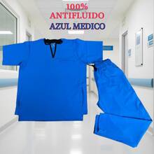 Uniforme quirúrgico para caballero 100% antifluido, ideal para profesionales de la salud que buscan comodidad y durabilidad. Confeccionado con tela de alta resistencia, cuenta con camisa de corte ergonómico y costuras reforzadas con sobrecostura  en las bolsas. El pantalón tipo jogger ofrece ajuste moderno, pretina elástica y múltiples bolsillos y cierre en bolsas funcionales para mayor practicidad. Fácil de mantener y de secado rápido. - Azul Medico - Ver 2