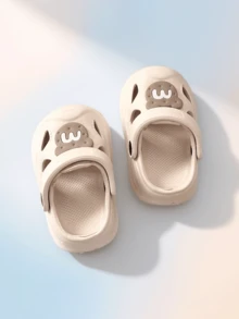 Letnie, nowe sandały dla maluchów w stylu kreskówkowym z 2025 roku, antypoślizgowe, wytrzymałe kapcie domowe, oddychające buty dla niemowląt, materiał EVA z zamkniętymi palcami, lekkie i wygodne buty ogrodowe dla niemowląt - Beżowy - Zobacz 4