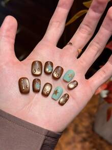 10 pezzi di unghie finte corte e quadrate, realizzate a mano, di colore marrone e verde con effetto occhio di gatto e stelle, carine, delicate, con riflessi, adatte a donne e ragazze, per primavera, estate, autunno, inverno, per vacanze e uso quotidiano