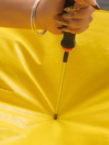 1个特大号拉链搬家袋。适用于搬家、旅行和收纳。大容量长方形设计,节省空间,可存放衣物、床上用品和家居用品。经久耐用,便于携带。 - 彩色 - 查看 5