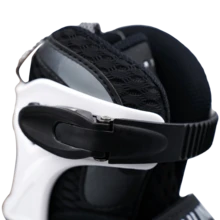 一款时尚运动型青少年户外直排轮滑鞋。时尚加厚柔软鞋面舒适透气，贴合脚型。可调节尺寸，高弹PU轮提供强劲抓地力，防止打滑，加固铝合金支撑架有效防止脚踝扭伤。适合初学者。 - 白色 - 查看 4