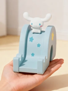 三丽鸥官方授权肉桂狗滑盖手机支架 – 白色肉桂狗，粉嫩脸颊，长耳朵，浅蓝色滑盖饰有蓝色星星和黄色月亮，防滑硅胶底座，通用支架，兼容iPhone/安卓/平板电脑，尺寸7.4x10x4.5厘米，小巧可爱，是送给女孩、青少年和三丽鸥收藏家的房间装饰和旅行礼物。 - 肉桂捲 - 查看 3