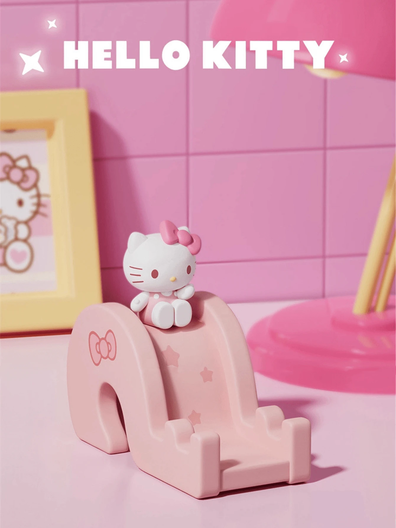三丽鸥官方授权Hello Kitty滑动手机支架 – 粉色滑动式，饰有蝴蝶结和星星，Hello Kitty坐在顶部，防滑硅胶底座，通用支架，兼容iPhone/安卓/平板电脑，尺寸为7.4x10x4.5厘米，小巧可爱，是房间装饰和旅行的理想之选，也是送给女孩、青少年和三丽鸥收藏家的礼物。