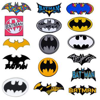 Set de 16 piezas de broches personalizados de dibujos animados de Warner Bros. Clásico juego de alfileres de esmalte con forma de letra y murciélago, accesorio de metal para mochila, ropa, joyería, un regalo para amigos