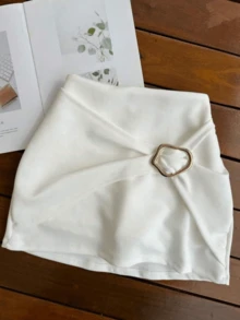 Short Skirt With Gold Buckle And Ruffle, Elegant Style. - trắng - Xem 1
