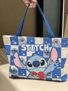 30x42cm Grand sac fourre-tout en canevas durable, motif à carreaux bleu et blanc avec texte blanc "STITCH", graphiques de dessin animé mignon de Stitch et détail de Stitch étreignant un cœur rouge, poignées solides bleu marine. Intérieur spacieux convenant pour un usage quotidien, les courses, la plage, la piscine et plus, léger et portable. - Plaid bleu et blanc - Voir 6