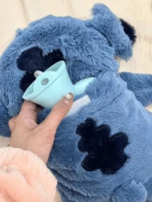 毛绒史迪奇热水袋——柔软舒适，带来舒缓的温暖，是冬季的理想之选，也是送给爱人、孩子、青少年和成人的完美礼物，适合居家、旅行、办公、学校等各种场合，是任何场合的独特礼物，为您的日常生活增添一丝魔力。