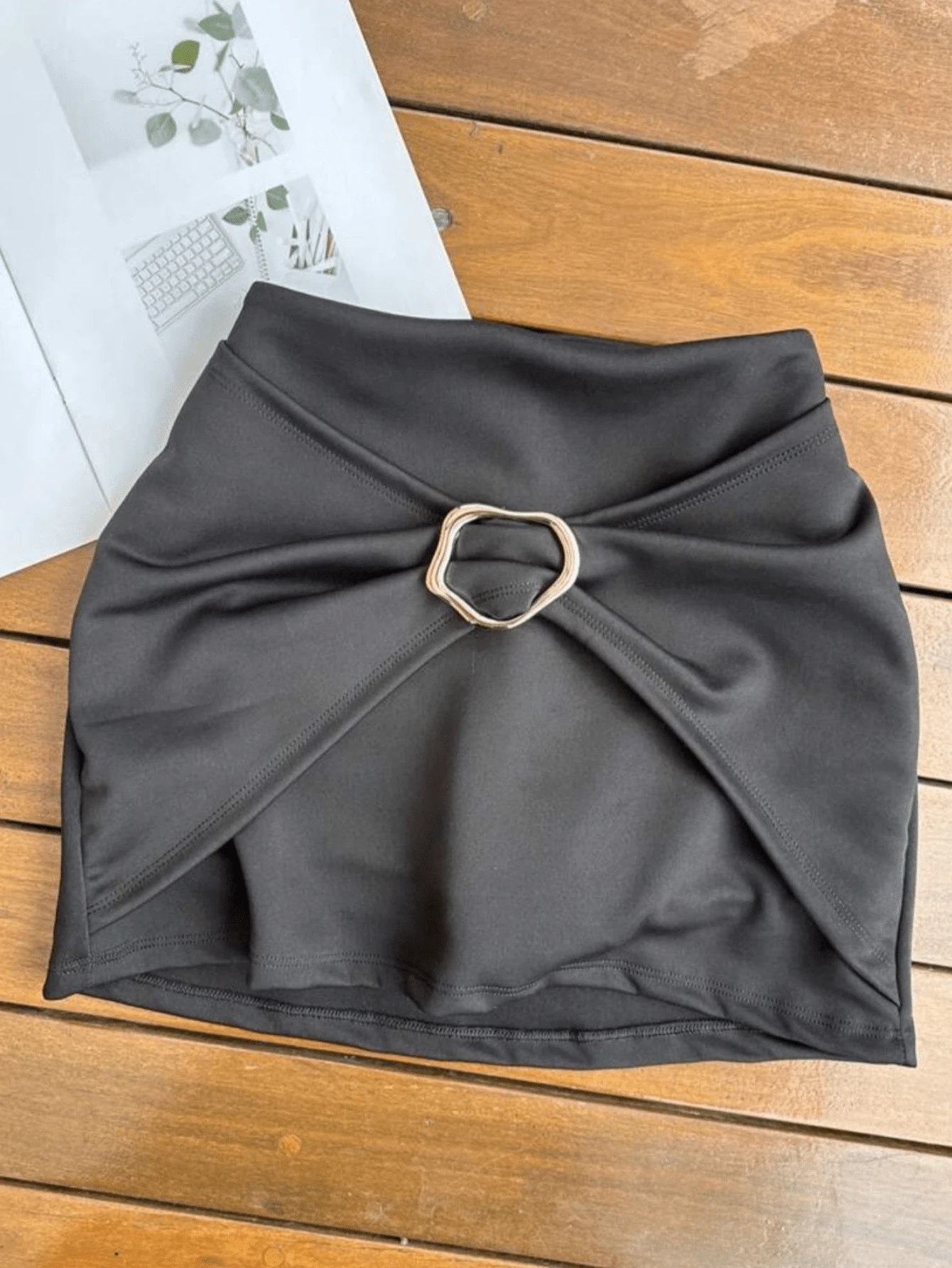Short Skirt With Gold Buckle And Ruffle, Elegant Style. - Negro - Ver 1