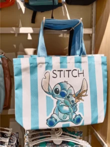Túi vải tote Authorized Stitch - Thiết kế sọc xanh trắng, trang trí họa tiết Stitch dễ thương, thiết thực và thời trang, phù hợp cho các hoạt động hàng ngày, đi biển và dã ngoại, món đồ không thể thiếu cho người sưu tầm. - sọc xanh và trắng - Xem 6