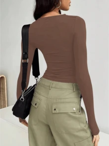 Damska koszulka z długim rękawem i okrągłym dekoltem, o regularnym kroju, wykonana z materiału o średniej elastyczności, wygodna do noszenia na co dzień - Brązowy - Zobacz 4