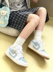 Nike Giày bóng rổ cổ thấp cổ Jordan Air Jordan 1 chất liệu denim thoải mái, đa năng, chống trượt, bền bỉ, màu xanh dương và trắng - Trắng xanh - Xem 2