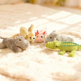 Söt liggande plyschdocka i skogsdjursstil - Mjukt djur fyllt med polyester med pälsaktig textur, uttrycksfulla ögon och en fluffig svans. Den perfekta födelsedagspresenten till barn, en alla hjärtans dag-present till flickvänner och ett dekorativt föremål för Halloween- och julfester. Detta gosedjur har en livlig design, hållbar fyllning och är en idealisk festpresent.